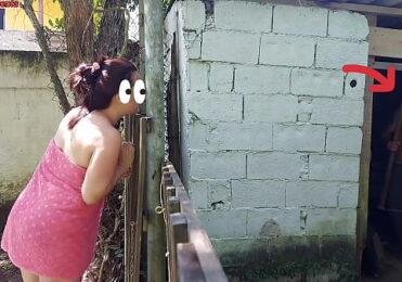 Chuveiro não funciona, mulher casada pede ajuda ao caseiro da chácara usando apenas uma toalha e paga com sexo