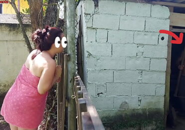 Chuveiro não funciona, mulher casada pede ajuda ao zelador da fazenda usando apenas uma toalha e paga com sexo