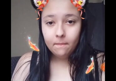 Duda: Ninfetinha batendo siririca na live
