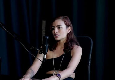 Esteve dentro de um relacionamento abusivo e foi internada no hospital psiquiátrico, vive um trisal, é massoterapeuta – Kamilla Werneck (SHEER/RED)