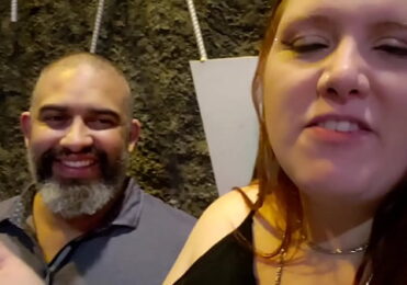 Fiz ménage na festa nudista na casa de swing