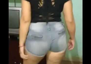 Gordinha novinha dançando