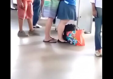 Gordinha safadinha bate uma pra namorado na fila do ônibus