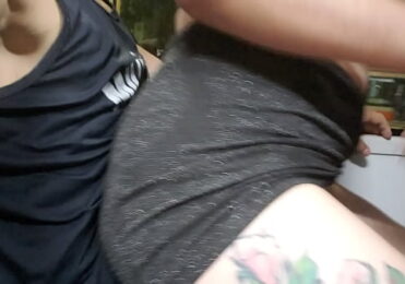 Gozando gostoso na buceta da loira dentro do busão