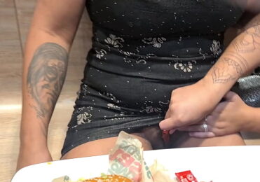 Lanche com putaria! Esposas nuas no Méqui fazem segurança implorar por sexo no drive thru