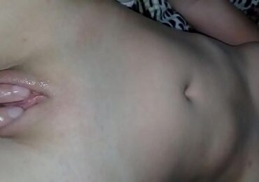 Manu gozando na siririca