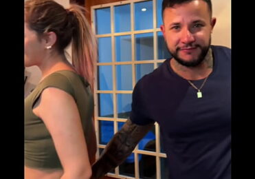 Marido corno assiste amigo fuder sua esposa