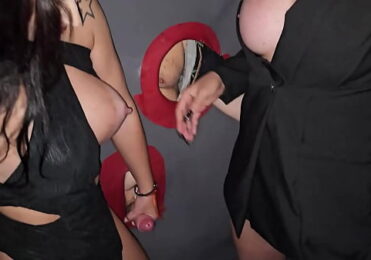 Marido muito corno, sai com a minha amiga trans fomos para balada, as 2 loucas de tesão, mamamos geral nas cabines.