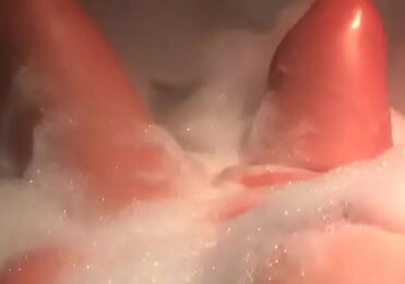 Morena Batendo siririca na banheira