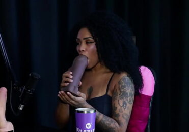 Negra safada mostra os peitos e demonstra seu boquete depois de falar que tem interesse em fazer fisting, e gosta de botar o cintaralho – Sara Ventur (SHEER/RED)