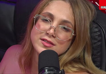 NOVINHA SAFADA GOZANDO NA SIRIRICA