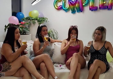 Ensinei minha Amiga a Gozar Esguichando! (SQUIRT) – A Venus estava em casa e me flagrou batendo siririca, me viu esguichar e quis fazer também!! Cherry Adams & Venus Model – Sexo Lésbico, Gozando de Verdade – COMPLETO NO RED