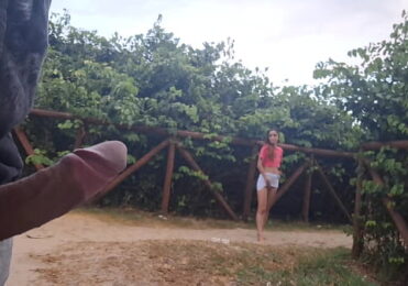 Punheta para safada que passava em público!