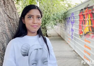 PutaLocura -Torbe pilla a la skinny teen Kali y la seduce para follar muy duro