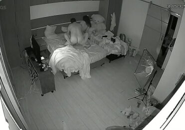 Trisal flagrado em momentos intimos