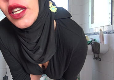 turkish bisexual milf pissing from her hairy pussy